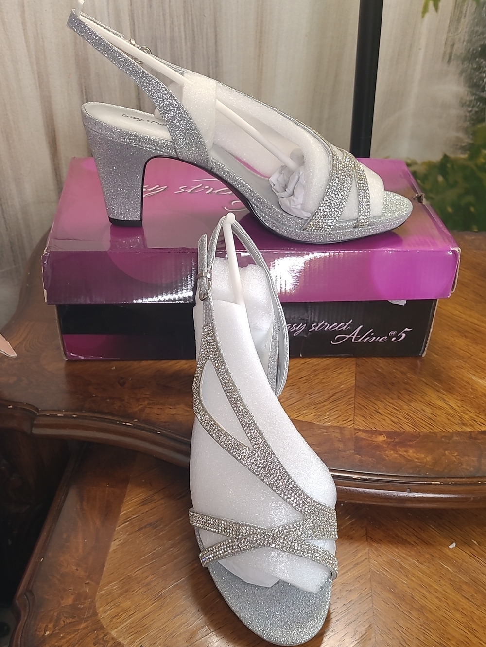 New in box! Easy Street Radiant Womens 10 Wide Silver Sparkle Slingback Heels